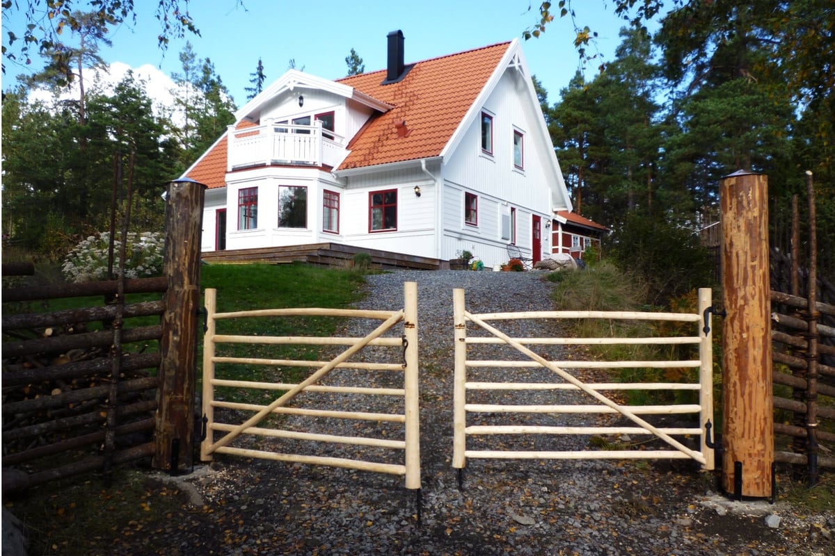 Åkersberga, gärdsgårdsmodell Jämtgård och pinngrind i trä